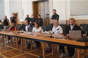 Der Prozess gegen eine 49-Jährige und einen 55-Jährigen ist am Mittwoch vor dem Landgericht Osnabrück gestartet.