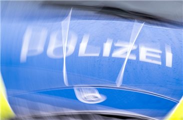 Der Schriftzug „Polizei“ auf der Kühlerhaube eines Autos, aufgenommen während einer Verkehrskontrolle an der Berliner Straße (gedrehte Aufnahme). (zu dpa: «Mann flüchtet vor Verkehrskontrolle und verletzt Polizisten»)