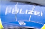 Der Schriftzug „Polizei“ auf der Kühlerhaube eines Autos, aufgenommen während einer Verkehrskontrolle an der Berliner Straße (gedrehte Aufnahme). (zu dpa: «Mann flüchtet vor Verkehrskontrolle und verletzt Polizisten»)