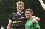 Derby-Umarmung: Richard Neesen (links) vom FC 09 und Tom Hopp vom SV Vorwärts verstehen sich.Foto: Hinnerk Schröer