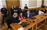 Die Angeklagten mit ihren Verteidigern Theo Krümberg (vorne, links) und Thomas Heils (rechts) sowie ihren Dolmetschern zu Prozessbeginn im Landgericht Osnabrück. Foto: dpa/Friso Gentsch