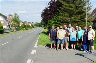 Die Nachbarn an der Grenzstraße in Grasdorf sorgen sich über die hohe Anzahl von Rasern, die dort schneller als die erlaubteb 50 Stundenkilometer fahren. Sie sammeln nun Unterschriften dafür, dass die Samtgemeinde Neuenhaus für eine Verbesserung der Situation sorgen soll. Foto: Sascha Vennemann