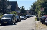 Die Nebenstraßen am Freibad in Nordhorn sind an heißen Tagen mit parkenden Autos zugestellt – sehr zum Ärger der Anwohner und der anliegenden Firmen. Foto: Marcel Brandt