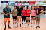 Die Trainer und ihre Neuen: Axel Büring (links) und Erik Heerkes (rechts) freuen sich auf die Zusammenarbeit mit (von links) Megan Vander Meer, Lisa Louwrink, Zsofia Meszaros, Franka Brüning und Kathrin Greiving. Es fehlt Pia Timmer.Foto: Udo Wohlrab