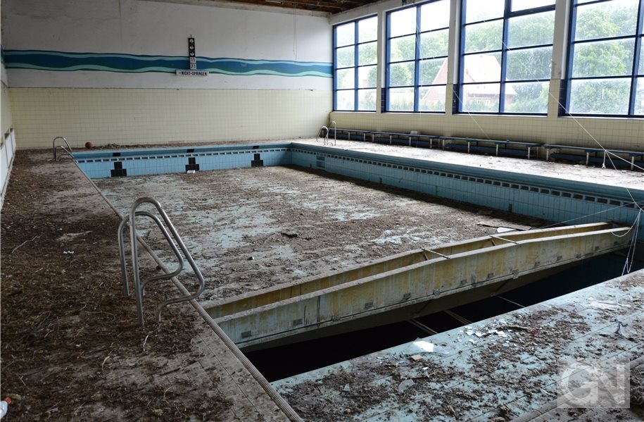 Die Zeit scheint im Hallenbad Osterwald stehengeblieben zu sein. Die Trümmer der Decke hat man beseitigt, danach blieb das Gebäude, das nun einer Schulhoferweiterung Platz macht, im Inneren dem Verfall überlassen und wurde zeitweise als Lagerraum genutzt. Foto: Andre Berends