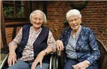 Die zweieiigen Zwillingsschwestern Frieda Berends und Henriette Guder haben am Mittwoch ihren 90. Geburtstag gefeiert. Foto: Hamel