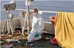 Ein Beamter des Landeskriminalamtes Niedersachsen (LKA) bei der Spurensuche auf dem entführten Schiff "Marida Marguerite" im Jahr 2010 nach der Freilassung vor der omanischen Küste. Symbolfoto: dpa