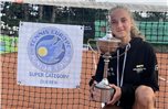 Für ihren Sieg bei der internationalen deutschen Tennismeisterschaft der U14 in Düren erhielt Viktorija Cesonyte aus Nordhorn einen großen Pokal. Foto: privat