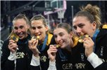 Goldener Glanz: Die 3x3-Basketballerinnen sind Olympiasieger. Foto: Maximilian Specht/dpa
