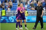 Jetzt gegen Spanien gefordert: Horst Hrubesch, Sydney Lohmann und Giulia Gwinn (von rechts). Foto: Laurent Cipriani/AP