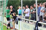 Nach dem 2:0 gegen den Heseper SV herzt Torschütze Manuel Stegink den Teammanager Thomas Stegemann im Publikum. Foto: Wohlrab