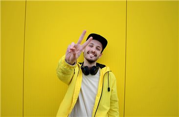 „Nilsen“ kombiniert Elektro-Beats mit lustigen Texten, in denen er über Stolpersteine hilft. Foto: privat